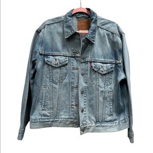 Levi’s womens jean jacket with tufted logo on back